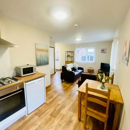 Elder Cabin With Hot Tub York Ngoại thất bức ảnh