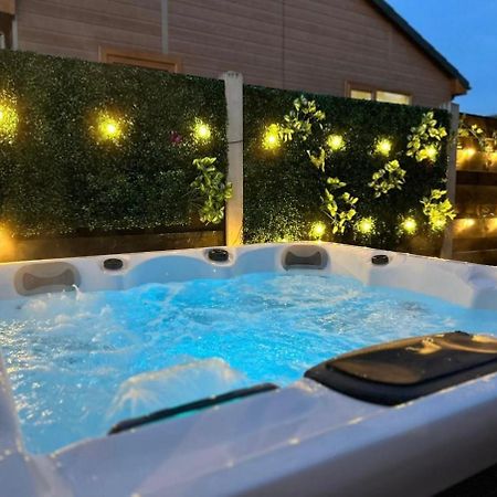 Elder Cabin With Hot Tub York Ngoại thất bức ảnh