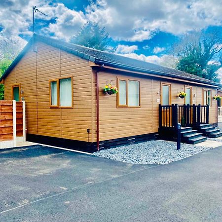 Elder Cabin With Hot Tub York Ngoại thất bức ảnh
