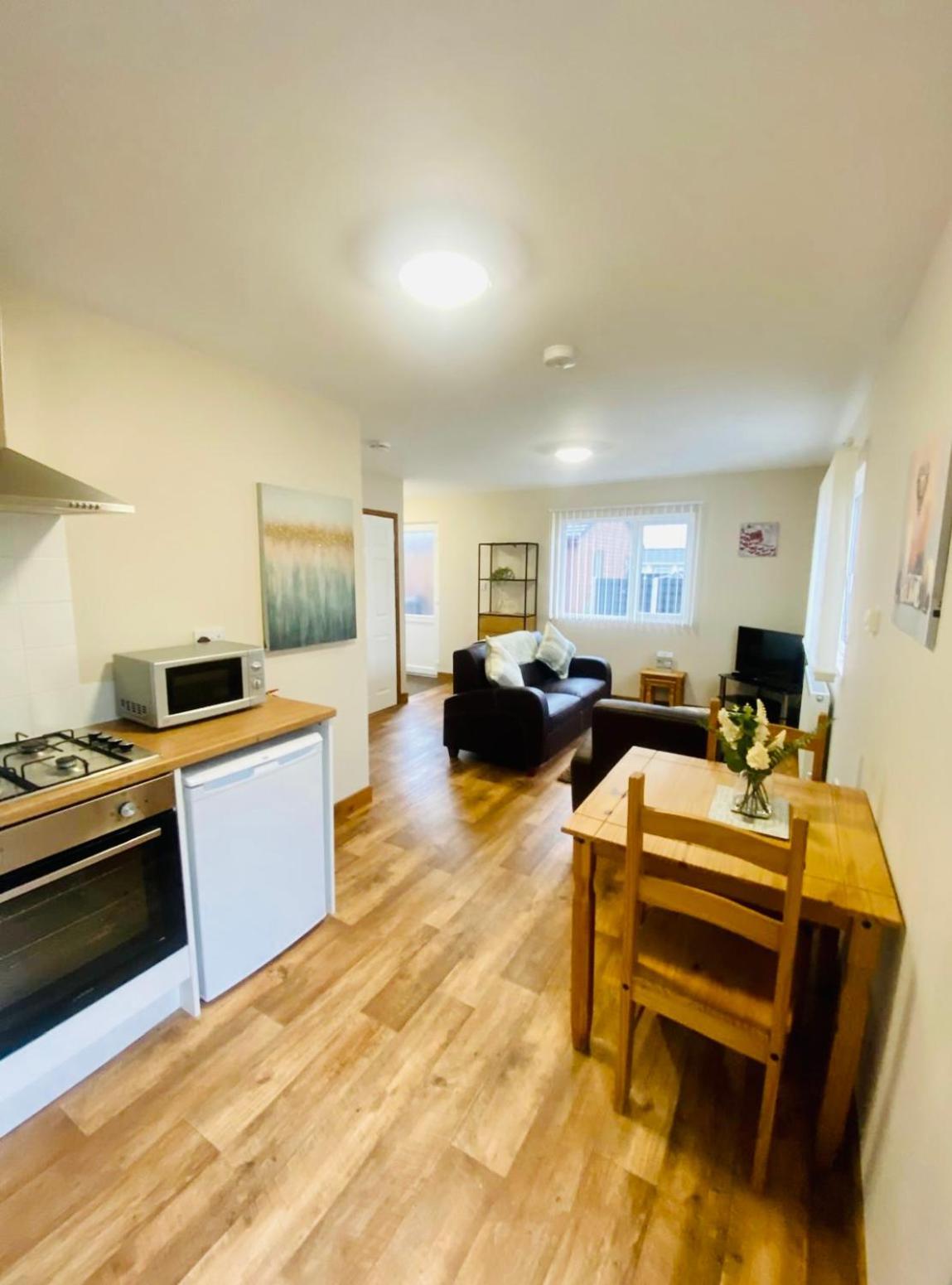 Elder Cabin With Hot Tub York Ngoại thất bức ảnh