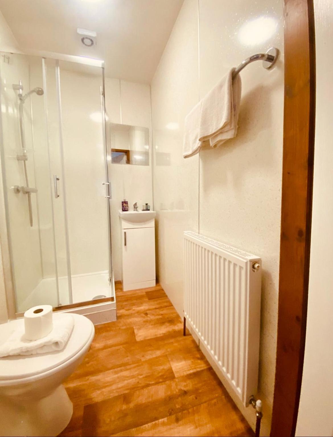 Elder Cabin With Hot Tub York Ngoại thất bức ảnh