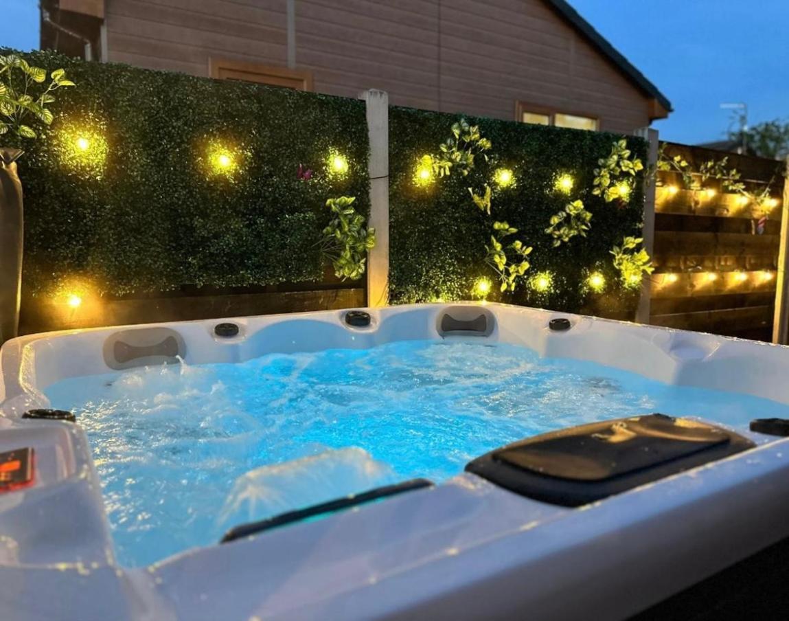 Elder Cabin With Hot Tub York Ngoại thất bức ảnh