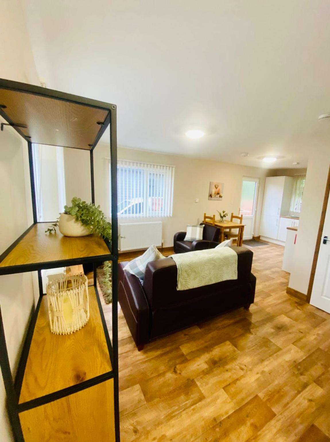 Elder Cabin With Hot Tub York Ngoại thất bức ảnh